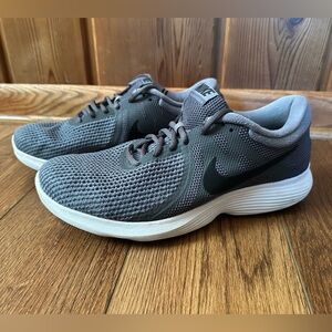 Nike Revolution 4 Men’s Running Walking Grey Shoes Size 11W  Lightweight Mesh